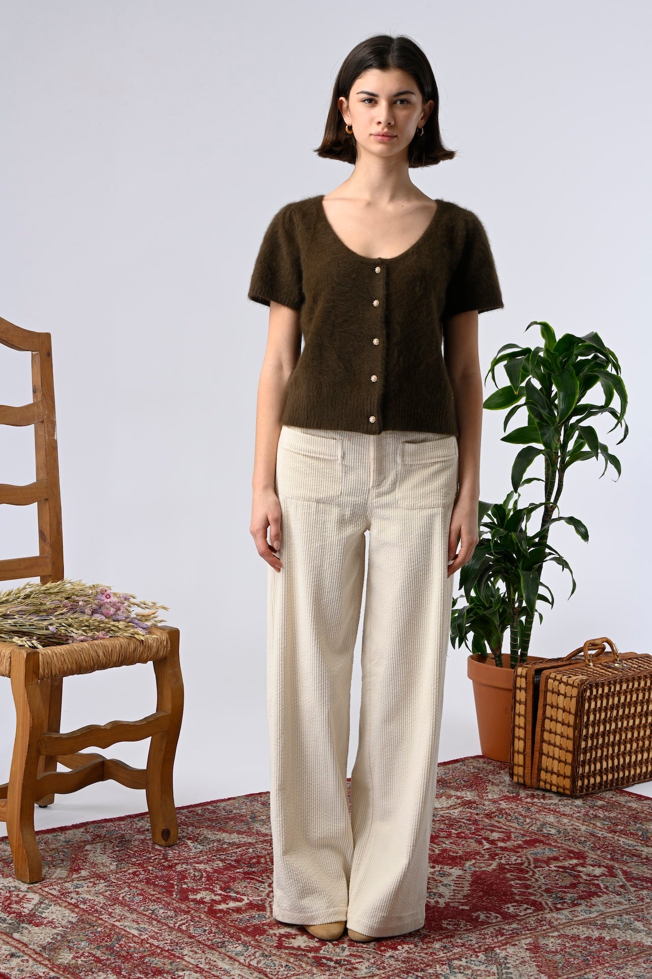 Woman wearing Orfeo ecru wide-leg cotton trousers with patch pockets