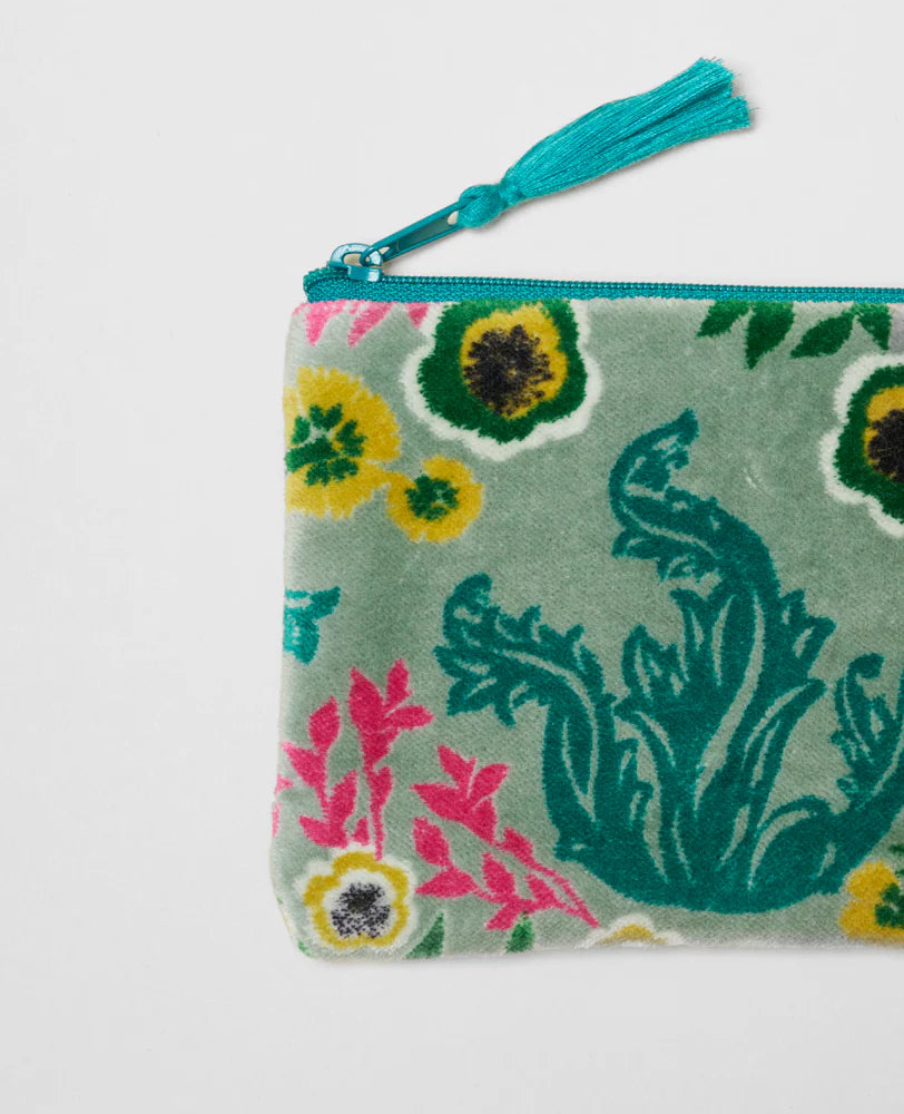 Floral-patterned velvet pouchwith a turquoise zipper and tassel