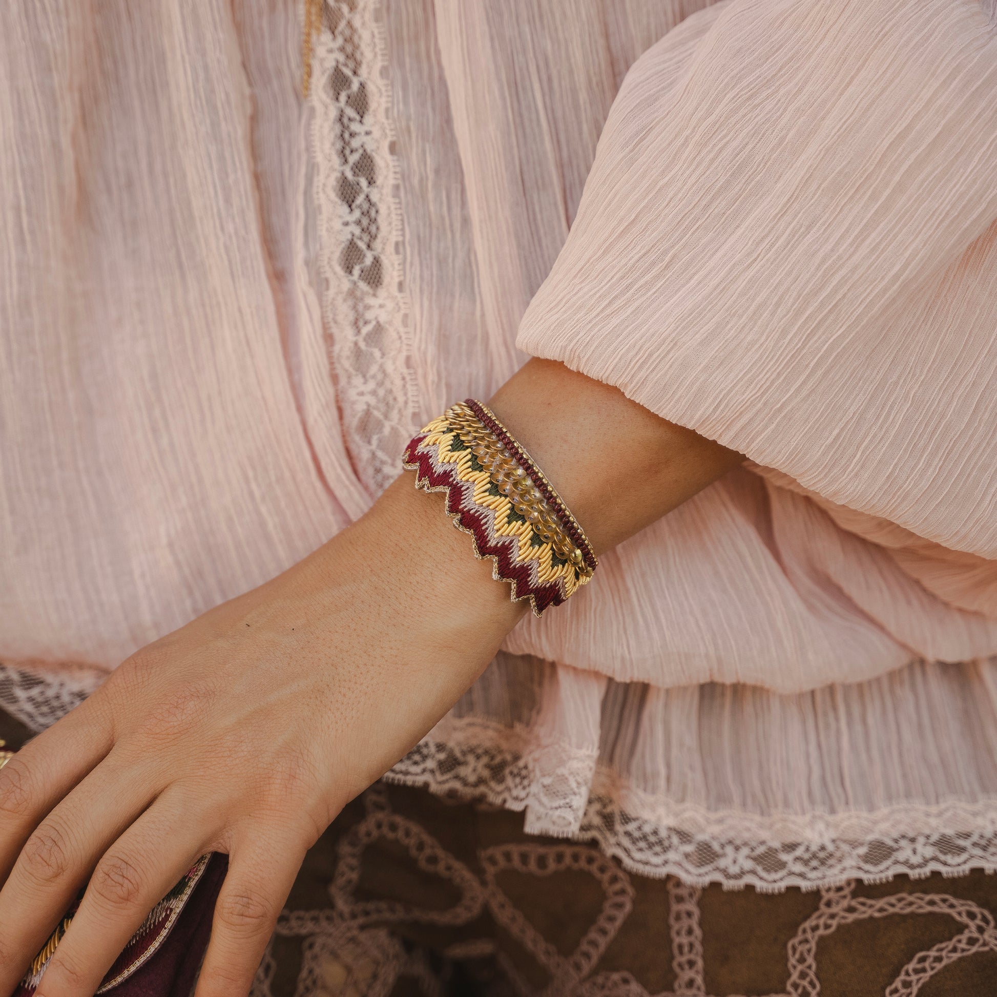 Burgundy adjustable bracelet with sequins and leather lining. Artisanal fine bracelet in burgundy tones