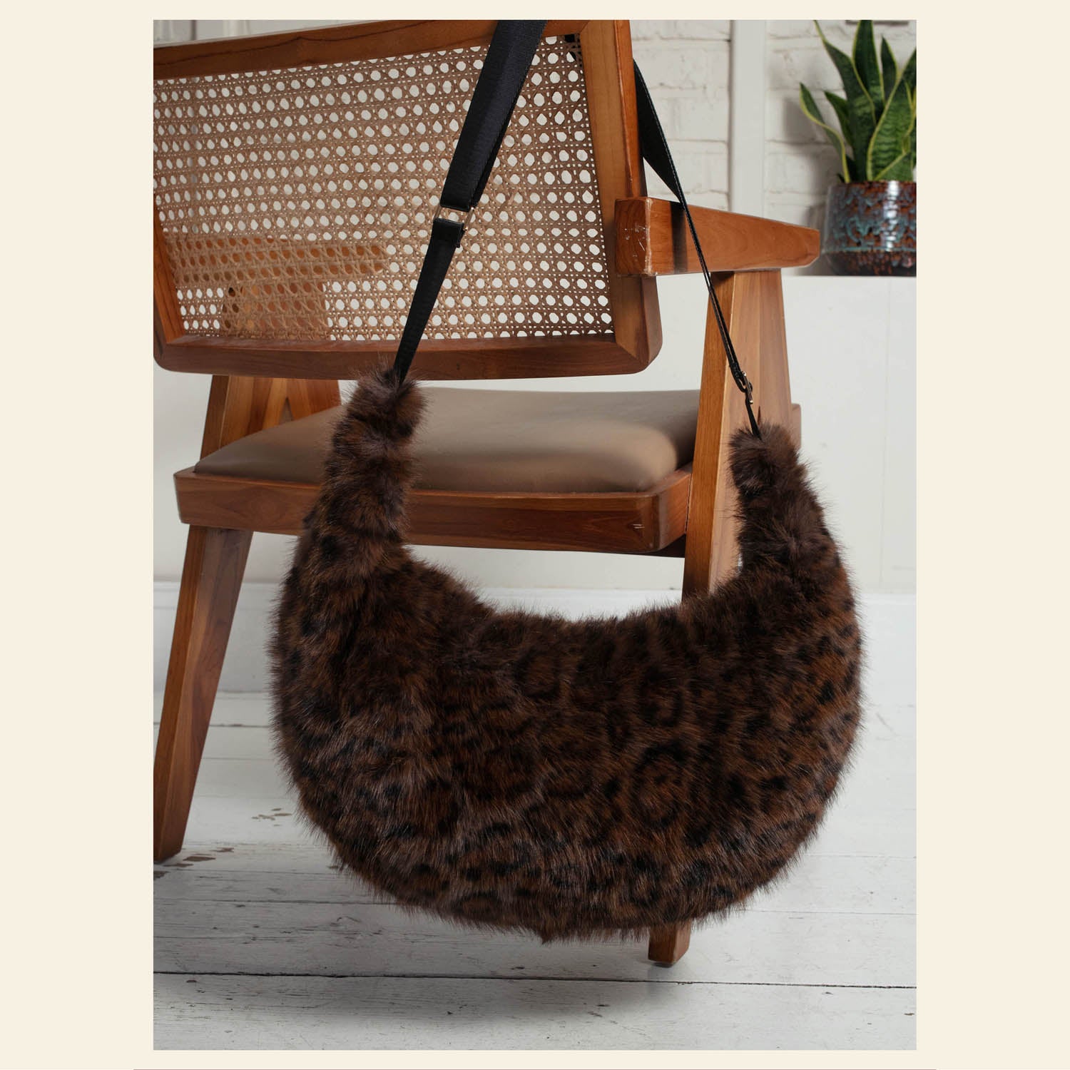 Oversized women’s handbag in leopard faux fur